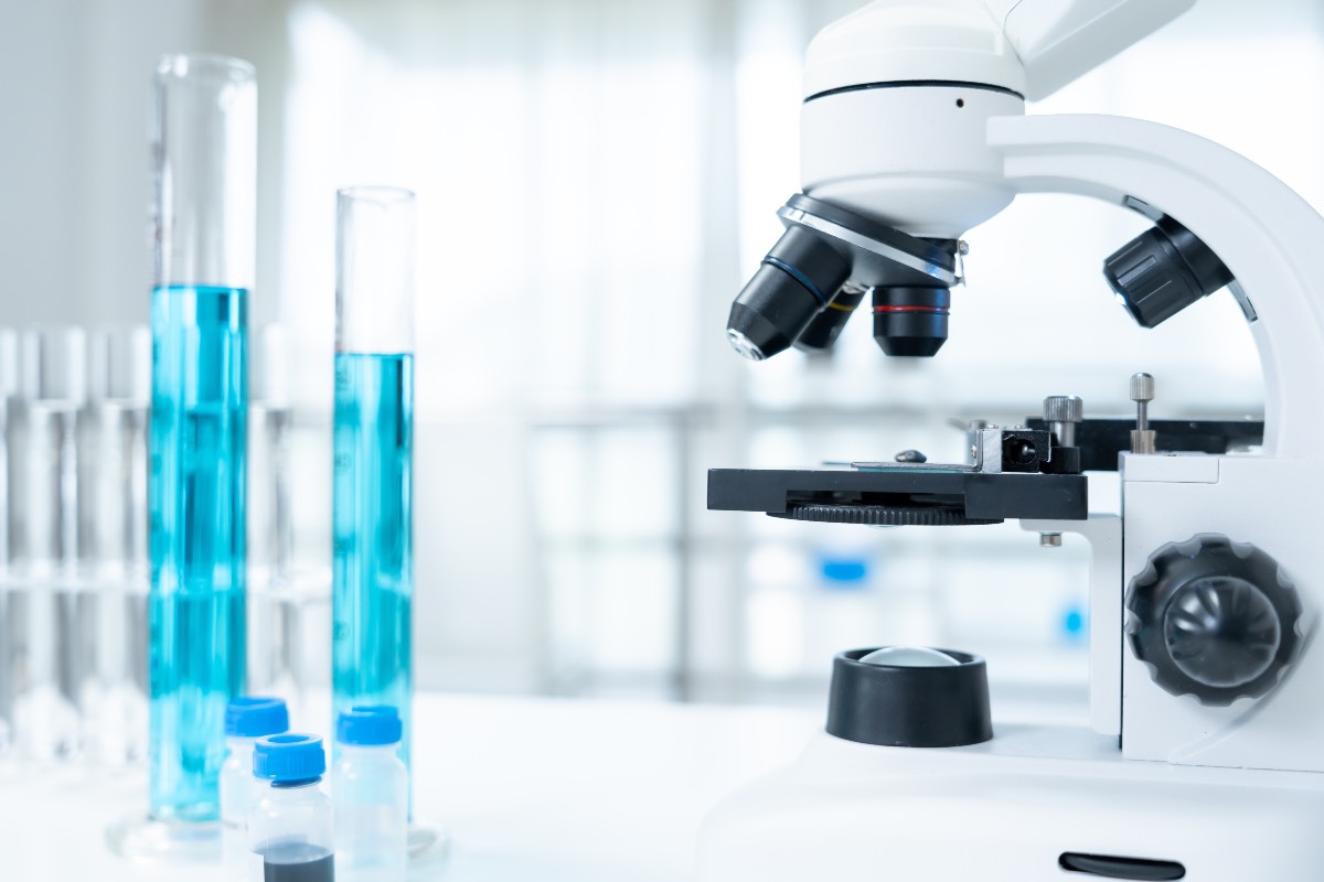 Des échantillons biochimiques et un microscope dans un laboratoire scientifique