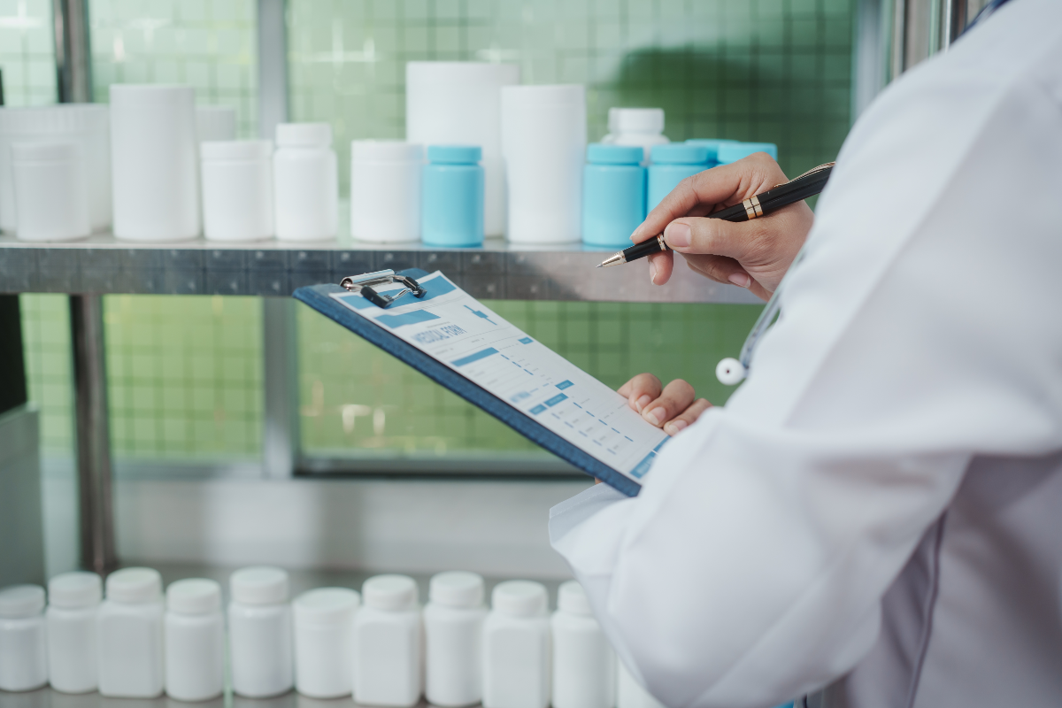 Pharmacien Responsable en France Pharmacien ou technicien de laboratoire en blouse blanche vérifiant l'inventaire